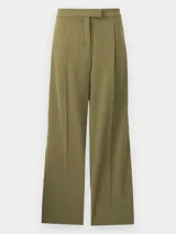Pantalón de sarga tailored de Calvin Klein, color verde militar, con corte recto, talle medio, bolsillos laterales y detalles plisados en la parte delantera.