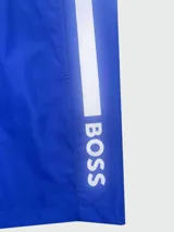 Short de baño Boss color azul, con cintura elástica, franja lateral blanca y logo estampado en la pierna.