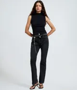 Musculosa básica de cuello alto, sin mangas, confeccionada en una mezcla de algodón, modal y elastano. Presenta un diseño ajustado y minimalista, ideal para uso diario.