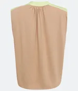 Blusa sin mangas color beige con detalle en los hombros y cuello color verde claro.