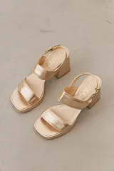 Sandalias de cuero negro con plataforma delantera, taco ancho y tira ajustable en el talón.