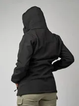 Campera negra de neopreno con capucha desmontable, bolsillos laterales, cierre frontal y ajuste en los puños.
