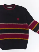 Sweater clásico de punto cable con cuello redondo a la base, mangas largas y fit al cuerpo. De color marrón con franjas horizontales violetas y amarillas, cuenta con el cuello, puños y ruedo acanalados, además de un pequeño logo bordado en el pecho.