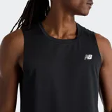 Musculosa deportiva New Balance Sport Essentials color negro, con diseño sin mangas y el logo de la marca estampado en el pecho en color blanco.