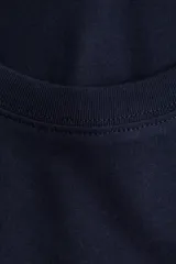 Remera azul marino de corte oversized con estampa amarilla de la ciudad de Milano, Italia.