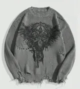 Buzo de punto gris con diseño desgastado, cuello redondo y estampado frontal de alas en color negro.