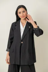 Blazer italiano negro de lino y viscosa, modelo suelto con botón de pasta.