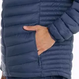 Campera azul acolchada con cierre frontal, cuello alto y bolsillos laterales y en el pecho con cierre.