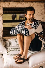 Chanclas de cuero para hombre con diseño clásico de tira para el dedo y capellada de múltiples tiras, plantilla acolchada y suela firme.