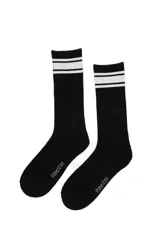 Medias de caña larga color negro con dos franjas blancas horizontales en la parte superior y logo de la marca estampado en el pie.