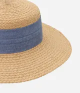 Sombrero de playa de paja color beige con cinta de algodón azul.