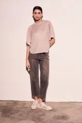 Sweater rosa de lurex con mangas cortas amplias y cuello redondo.