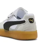 Championes Puma Palermo Moda Tongue, color blanco con detalles en gris y negro. Presentan suela de goma color caramelo y etiqueta con logo en la lengüeta.