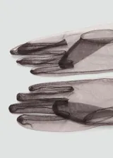 Guantes largos de tul semitransparente de color negro.