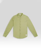 Camisa verde clara de lino y viscosa, de manga larga con botones de madera y parche con logo.