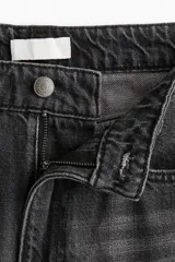 Jean de tiro alto y pierna ancha estilo wide leg, en denim de color negro con efecto gastado.