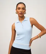 Blusa celeste sin mangas confeccionada en punto, con cuello polo, detalles contrastantes a rayas blancas en el cuello y cierre frontal parcial con botones.