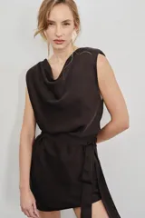 Vestido corto sin mangas de satén color marrón, con cuello buche, hombros caídos y un lazo ajustable en la cintura.