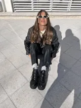 Botas negras de ecocuero con detalle de cadena en la parte delantera y taco de 6cm.