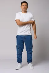 Pantalón jean de corte jogger con bolsillos cargo laterales y puños elásticos en los tobillos.