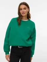 Buzo de felpa verde de corte relajado, con cuello redondo, mangas largas y una pequeña estampa decorativa en el pecho.
