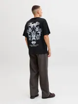 Remera negra de corte holgado, con mangas cortas y un pequeño estampado tipográfico en el pecho a la altura del corazón.
