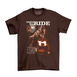 Remera de algodón color marrón con estampa frontal temática de dinosaurio y vehículo todoterreno.