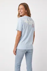 Remera celeste de manga corta y cuello redondo, de corte clásico y liso.