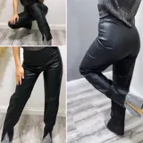 Pantalón negro de cuero sintético, corte recto, tiro alto y tajo en el ruedo.