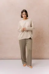 Pantalón gris melange de calce relajado y pierna amplia, con cintura elastizada y cordón regulable. Cuenta con bolsillos laterales y tejido de tacto suave.
