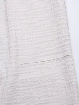 Pantalón azul marino de algodón con textura, cintura elastizada con cordón, bolsillos laterales y trasero.