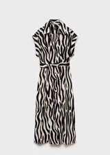Vestido camisero midi de tejido fluido con estampado de cebra. Presenta cuello camisero, cierre frontal de botones, mangas cortas y lazo ajustable en la cintura para entallar la silueta.