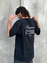 Remera negra de corte oversize con estampado en la espalda con la palabra "Perception" y un texto con mensajes motivacionales.