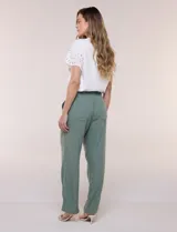 Pantalón de lino de calce holgado y caída ligera, con estampado de rayas verticales en tonos celestes y blancos. Cuenta con cintura elastizada fruncida con cordón ajustable al frente, bolsillos laterales y pierna recta.