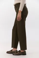 Pantalón color arena de algodón con spandex y lado interior afelpado, de tiro alto y corte holgado.