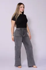 Jean de mujer, tiro alto, color gris claro lavado, corte wide leg (pierna ancha) con detalles de costuras y bolsillos frontales tipo parche.