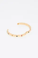 Pulsera rígida plateada con cierre de bisagra, decorada con incrustaciones en forma de corazón con pequeños cristales.