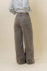 Pantalón de denim color marrón, de tiro medio-alto y calce wide leg con pierna amplia.