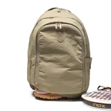 Mochila deportiva color verde oliva, confeccionada en material textil con acabado arrugado. Cuenta con compartimento principal amplio, bolsillo frontal con cierre, compartimento inferior independiente para calzado y tirantes ergonómicos ajustables. Incluye logo circular de la marca en el frente.