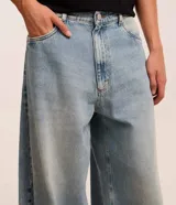 Pantalón de hombre estilo barrel confeccionado en jeans de algodón.
