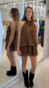 Vestido corto de lurex marrón con destellos dorados, escote halter y diseño fluido con volados.