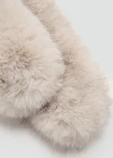 Bufanda larga de piel sintética en tono crema con matices grisáceos, de textura suave y voluminosa.