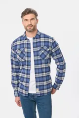 Sobrecamisa a cuadros de viyela gruesa con bolsillos frontales con solapa y botones.