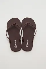 Chancletas negras de diseño clásico y minimalista, con tiras finas de dedo.