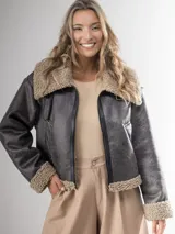 Campera marrón con cuello y puños de piel sintética color beige.