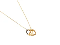 Collar dorado con cadena fina y dos dijes de corazón entrelazados.