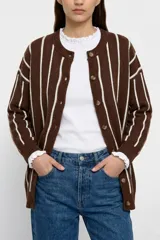 Saco tejido de punto con diseño a rayas verticales en color marrón y blanco, con cuello redondo y cierre frontal de botones.