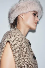 Gorro tipo beanie de punto con detalle de vuelta en el borde con aplicación de pelo sintético a tono.