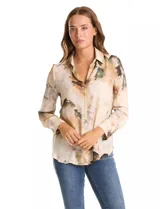 Camisa de gasa con estampado abstracto en tonos beige, verdes y marrones, marca Alex & Lili. Presenta cuello con solapa, escote en V, cierre frontal con botones y mangas largas con puños anchos abotonados.