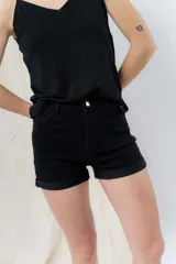 Short de jean blanco con ruedo doblado, tiro medio y calce cómodo.